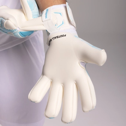 Biało-niebieskie rękawice bramkarskie Football Masters Varis X White Blue