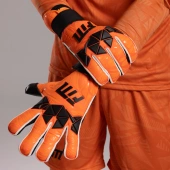 Pomarańczowo-czarne rękawice bramkarskie Football Masters Invictus X PRO Orange Fluo