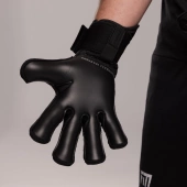 Czarne rękawice bramkarskie Football Masters Invictus X Pro Black