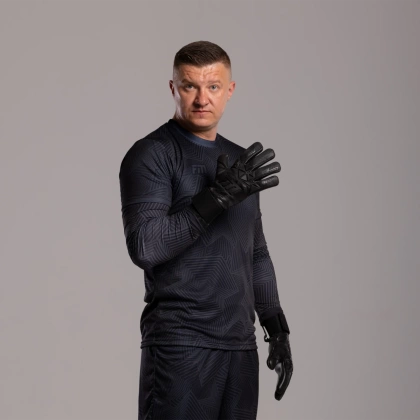 Czarne rękawice bramkarskie Football Masters Varis X PRO All Black