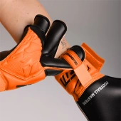 Pomarańczowo-czarne rękawice bramkarskie Football Masters Invictus X Orange Fluo