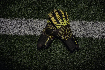 Czarno-żółte rękawice bramkarskie Football Masters Fenix Yellow