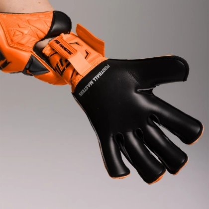 Pomarańczowo-czarne rękawice bramkarskie Football Masters Invictus X Orange Fluo