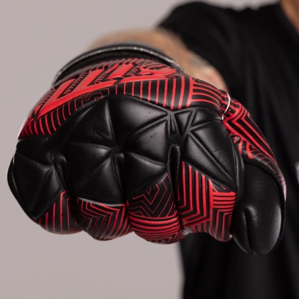 Czarno-czerwone rękawice bramkarskie Football Masters Varis X Black Red