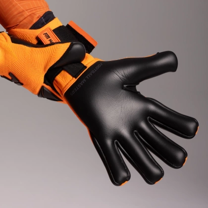 Pomarańczowo-czarne rękawice bramkarskie Football Masters Varis X PRO Orange Fluo
