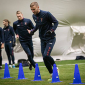 Fioletowy pachołek z dziurami 38 cm Yakimasport 100702