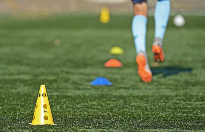 Niebieski pachołek z otworami 23 cm Yakimasport 100605