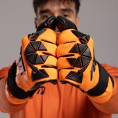 Pomarańczowo-czarne rękawice bramkarskie Football Masters Varis X PRO Orange Fluo