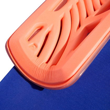 Pomarańczowo-granatowe ochraniacze piłkarskie Adidas Tiro League JD6026