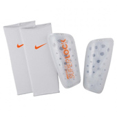 Białe ochraniacze piłkarskie Nike Mercurial Lite Superlock SP2163-809
