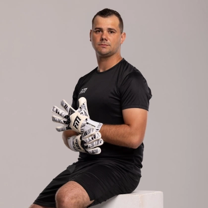 Biało-czarne rękawice bramkarskie Football Masters Invictus X Pro White Black