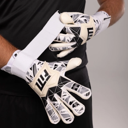 Biało-czarne rękawice bramkarskie Football Masters Invictus X Pro White Black