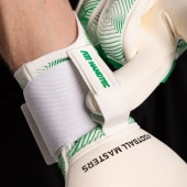Biało-zielone rękawice bramkarskie Football Masters Varis X Pro White Green NC