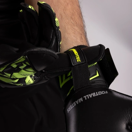 Czarno-zielone rękawice bramkarskie Football Masters Invictus X Training Black Green