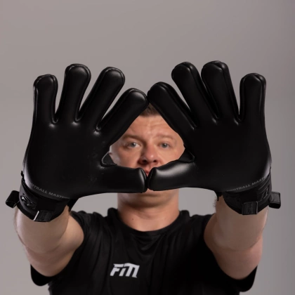 Czarne rękawice bramkarskie Football Masters Varis X All Black