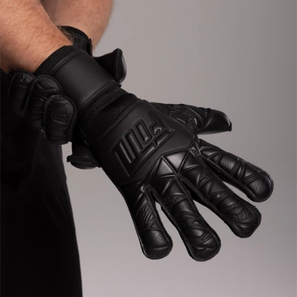 Czarne rękawice bramkarskie Football Masters Invictus X All Black