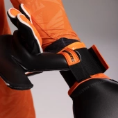 Pomarańczowo-czarne rękawice bramkarskie Football Masters Invictus X PRO Orange Fluo