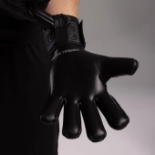 Czarne rękawice bramkarskie Football Masters Varis X All Black