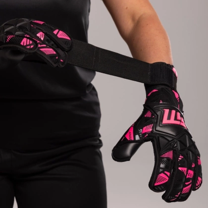 Czarno-różowe rękawice bramkarskie Football Masters Invictus X Pro Pink RF