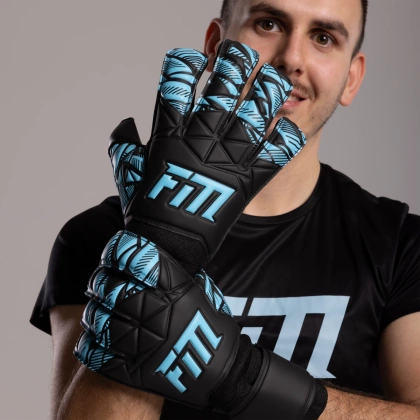 Czarno-błękitne rękawice bramkarskie Football Masters Invictus X Training Black Blue
