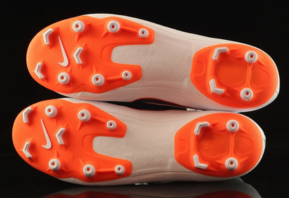 Biało-pomarańczowe buty piłkarskie Nike Mercurial Superfly Academy MG AH7362-107