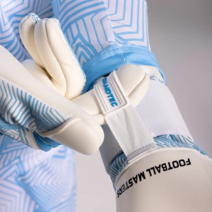 Biało-niebieskie rękawice bramkarskie Football Masters Varis X PRO White Blue