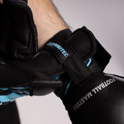 Czarno-błękitne rękawice bramkarskie Football Masters Invictus X Training Black Blue