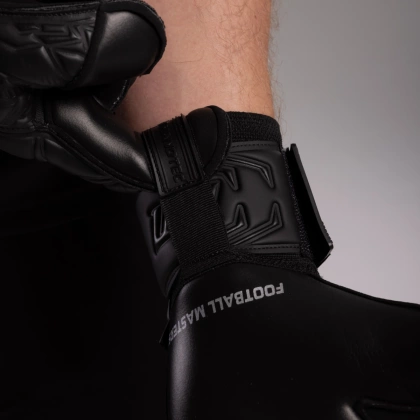 Czarne rękawice bramkarskie Football Masters Invictus X All Black