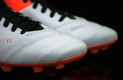 Biało-pomarańczowe buty piłkarskie Nike Tiempo Genio FG 819213-108