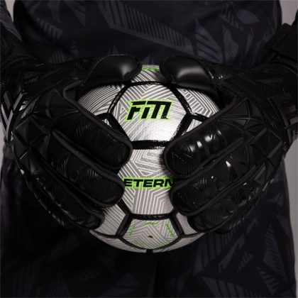 Czarne rękawice bramkarskie Football Masters Invictus X PRO All Black