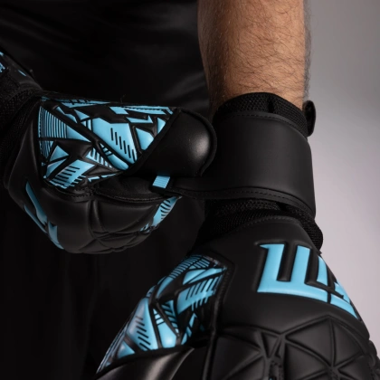 Czarno-błękitne rękawice bramkarskie Football Masters Invictus X Training Black Blue