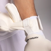 Białe rękawice bramkarskie Football Masters Varis X All White