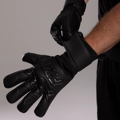 Czarne rękawice bramkarskie Football Masters Varis X All Black