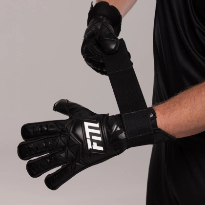 Czarne rękawice bramkarskie Football Masters Invictus X Pro Black
