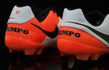 Biało-pomarańczowe buty piłkarskie Nike Tiempo Genio FG 819213-108