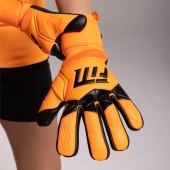 Pomarańczowo-czarne rękawice bramkarskie Football Masters Varis X Orange Fluo