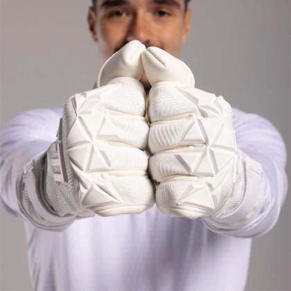 Białe rękawice bramkarskie Football Masters Varis X PRO All White